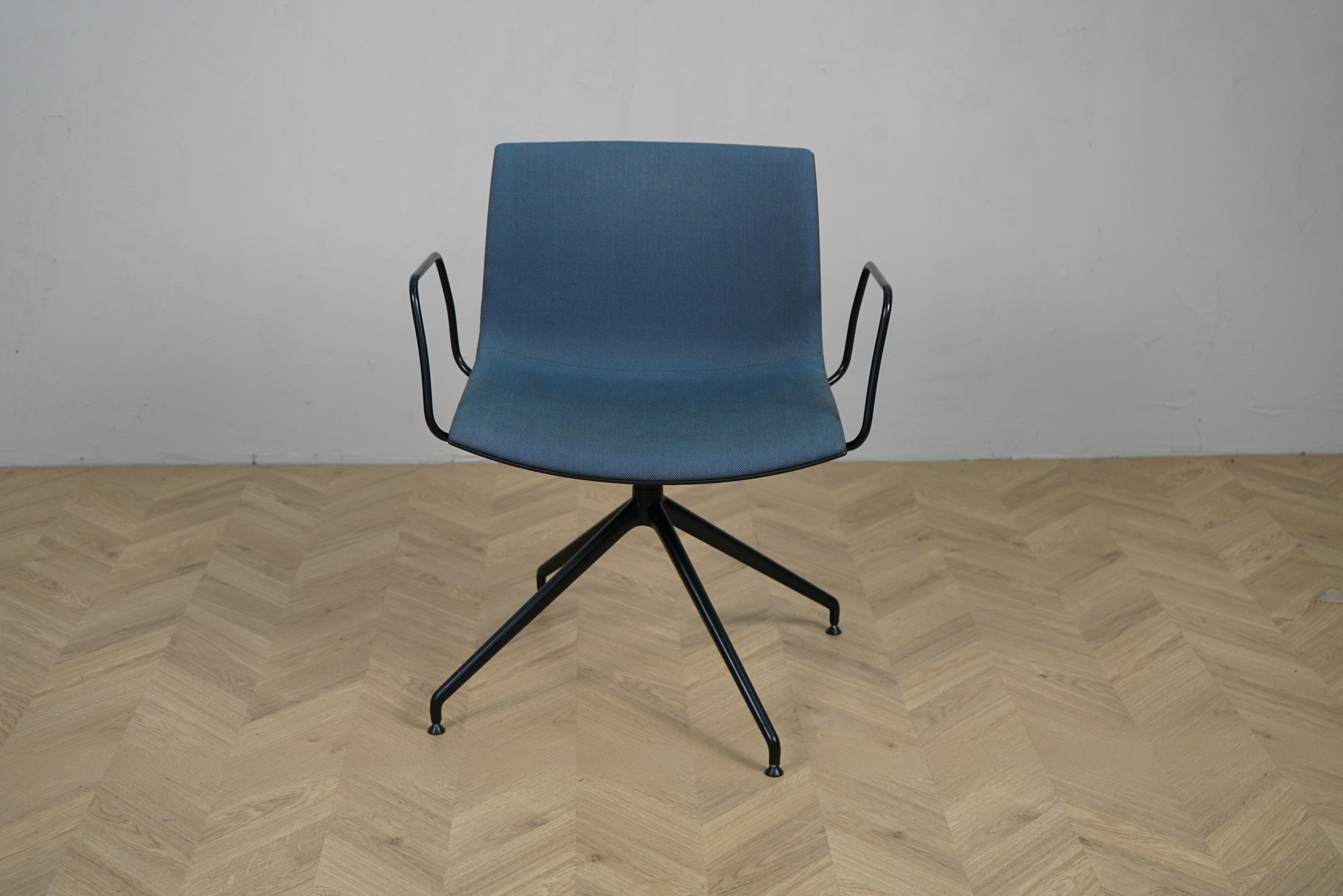 Arper Catifa 46 loungestol set forfra med blå polstring, sorte armlæn og sort drejestel